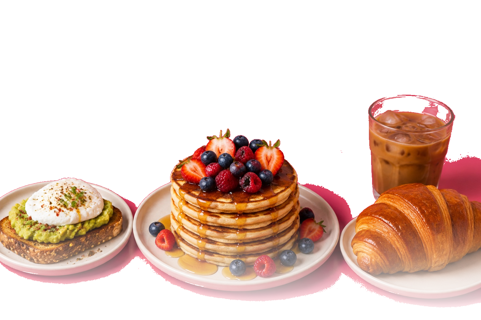 Pancakes généreux aux fruits rouges et sirop, tartine d’avocat avec œuf poché et croissant doré.
